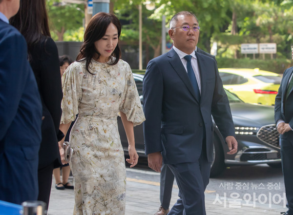 결혼식 참석을 위해 이동 중인 정의선 현대자동차그룹 회장(오른쪽). 사진=이태구 기자