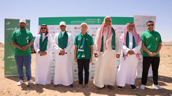 LG전자가 중동과 아프리카 지역사회와 및착하며 현지 공략을 가속하고 있다. (왼쪽에서 네 번째) 정연욱 LG전자 사우디법인장(상무)가 사우디아리비아 수도 리야드 인근에서 진행된 나무심기 활동에 앞서 기념촬영을 하고 있다. 사진=LG전자 제공