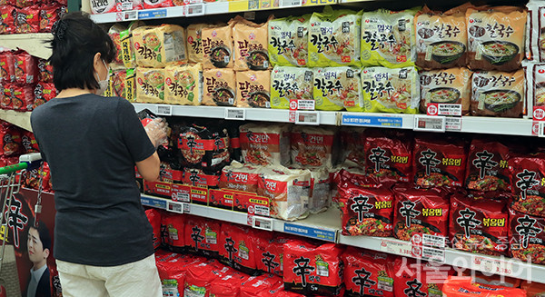 서울 대형마트를 찾은 시민이 라면을 고르고 있다. 사진=서울와이어DB