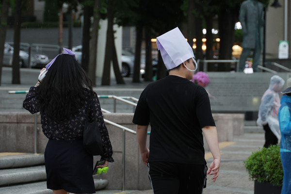 화요일인 오늘(6일)은 낮 기온이 30도까지 올라가며 초여름 더위가 이어지겠다. 중부지방 일부에서는 소나기가, 제주에는 비가 오겠다. 사진=연합뉴스 제공