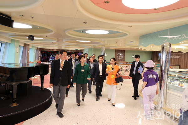                           코스타 세레나호 내부를 둘러보고 있는 김남일 포항시 부시장.