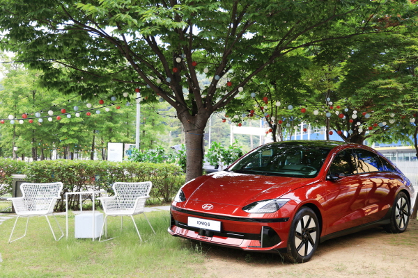 아이오닉 6 존은 휴식을 즐길 수 있는 야외 공간을 이케아의 가구로 표현했다. 사진=현대차 제공