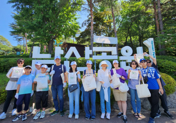지난 3일 열린 '악사손보 플로깅 데이' 캠페인에 참가한 악사손보 임직원 가족들이 기념촬영을 하고 있다 (사진=AXA손해보험 제공)