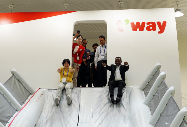 ICAO 관계자들이 비상탈출 훈련을 체험하고 있다. 사진=티웨이항공 제공