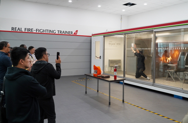 ICAO 관계자들이 티웨이항공의 화재진압 과정을 보고 있다. 사진=티웨이항공 제공