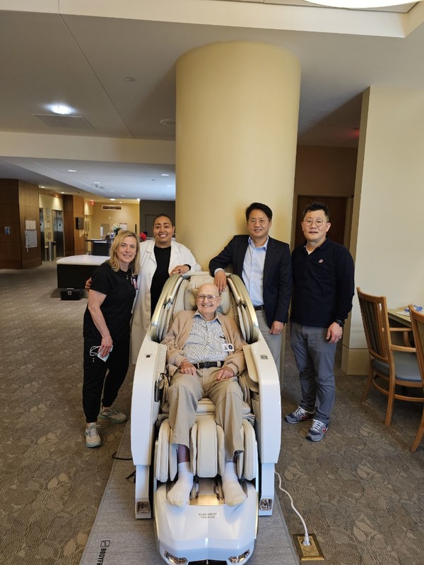 김창주 바디프랜드 미주법인장(오른쪽에서 두번째)을 포함한 관계자들이 미 보훈요양원에서 안마의자 기증 후 기념촬영을 하고 있다. 사진=바디프랜드 제공