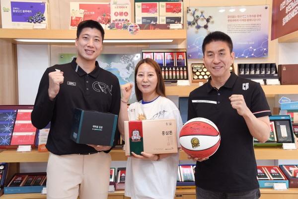 정관장 중앙로점 매장에서 KGC농구단 김상식 감독(오른쪽)과 양희종 선수(왼쪽)가 고객과 기념사진을 촬영하고 있다. 사진=KGC인삼공사 정관장 제공