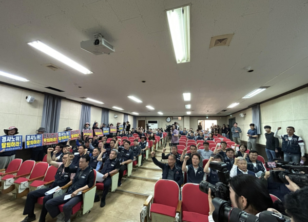 투쟁 구호 외치는 한국노총 관계자들. 사진=연합뉴스