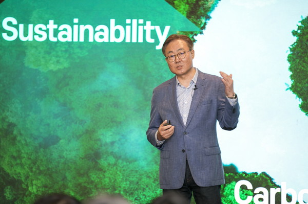 SK이노베이션 김준 부회장이 지난해 6월 미국 캘리포니아주 샌프란시스코만 남부에 위치한 새너제이에서 열린 ‘SK이노베이션 글로벌 포럼’ 기조연설에서 그린 포트폴리오(Green Portfolio) 구축 방향과 사업모델 혁신 의지를 소개하고 있다. 사진=SK이노베이션 제공