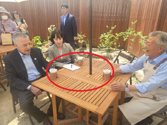 지난달 25일 필립 골드버그 주한미대사가 방문한 당시 일회용컵을 사용한 문재인 전 대통령. =문재인 전 대통령 페이스북 캡처