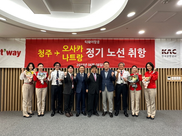 지난 8일 청주국제공항에서 김공덕 한국공항공사 청주공항 공항장(왼쪽에서 다섯 번째)과 서용원 티웨이항공 청주지점장(왼쪽에서 네 번째), 강성환 충청북도 균형건설국장(오른쪽에서 다섯 번째), 신민철 청주시 교통정책과장(오른쪽에서 네 번째) 및 승무원들이 참석한 가운데 청주~오사카·나트랑 정기노선 취항 기념 행사를 진행했다. 사진=티웨이항공 제공