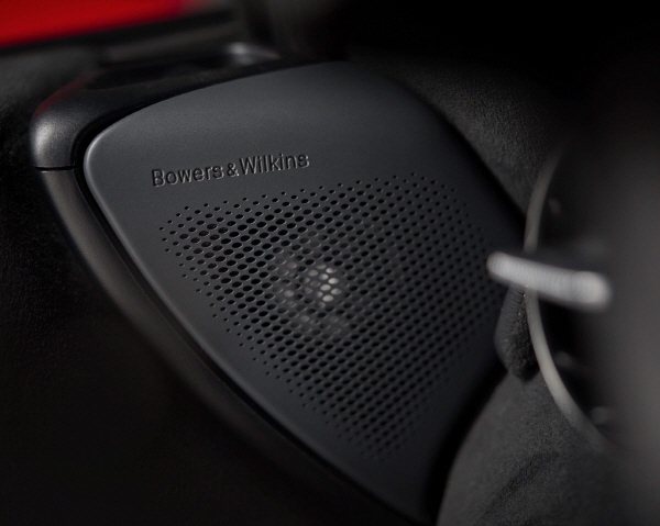 바워스앤윌킨스와 맥라렌이 공동개발한 750S 전용 비스포크 사운드 시스템은 바워스앤윌킨스만의 카 오디오 기술이 고스란히 담겨있다. 사진=맥라렌 오토모티브 제공