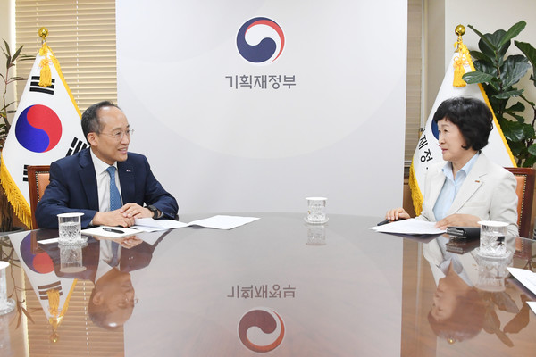 추경호 경제부총리 겸 기획재정부 장관이 9일 정부서울청사에서 오세희 소상공인연합회장과 간담회를 갖고 소상공인 경영 애로 해소를 위한 적극적인 재정 지원을 약속했다. 사진=기재부 제공