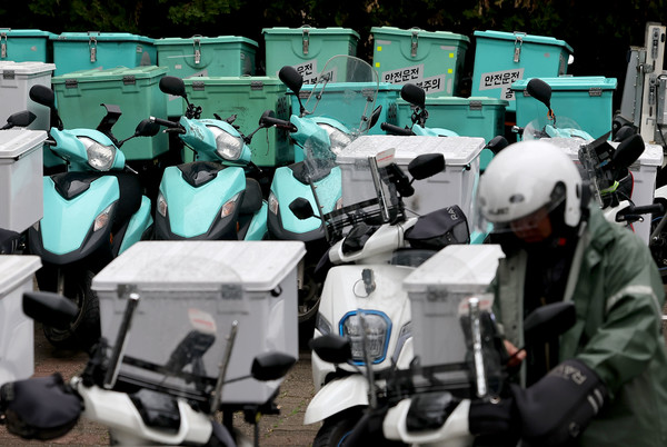 SK커뮤니케이션즈 시사 Poll 서비스 ‘네이트Q’가 최근 성인남녀 1만1140명을 대상으로 ‘당신이 생각하는 적정 배달비’를 물은 결과 응답자 중 38%(4241명)가 배달비를 지불할 필요가 없다며 ‘0원’이라고 답했다. 사진=연합뉴스  