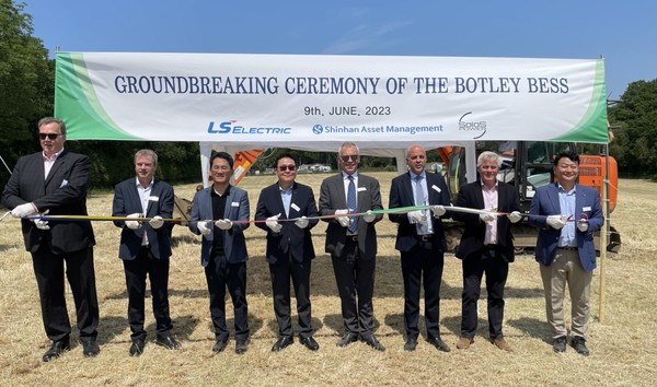 김종우 LS일렉트릭 사장(왼쪽 네번째) 등 양국 보트로 에너지저장장치(ESS( 구축 사업 관계자들이 지난 9일(현지시간) 열린 착공식에서 기념촬영을 하고 있다. 사진=LS일렉트릭 제공