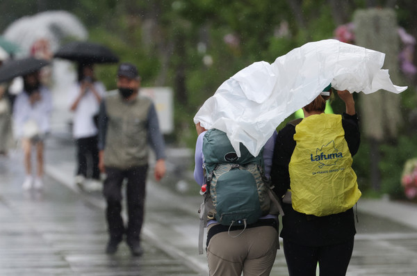 기상청에 따르면 월요일인 오늘(12일) 낮부터 전국 곳곳에 천둥과 번개, 돌풍을 동반한 강한 비가 내릴 것으로 예보됐다. 사진=연합뉴스