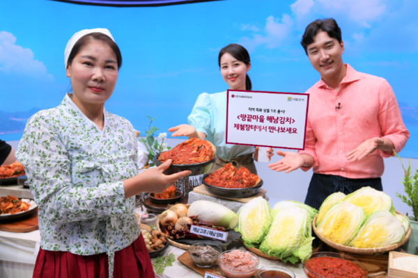 (왼쪽부터) 생산업체 해주물산 김해주 대표, 최서빈 쇼호스트, 조준영 쇼호스트. 사진=CJ헬로비전 제공