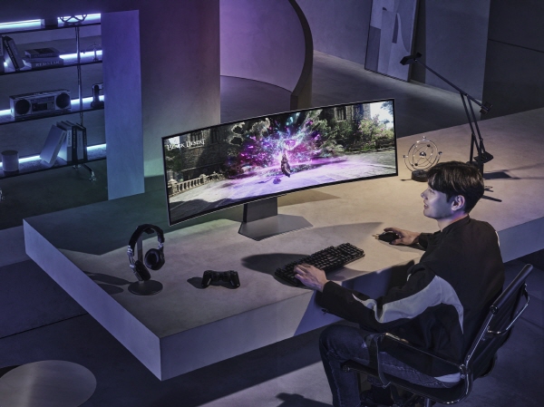 삼성전자 모델이 세계 최초 듀얼 QHD 해상도를 지원하는 OLED 게이밍 모니터 ‘오디세이 OLED G9’을 소개하고 있다. 사진=삼성전자 제공