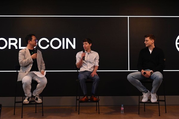 샘 올트먼 오픈AI 대표(가운데)가 지난 10일 오전 서울 강남구 해시드라운지에서 열린 간담회 ‘월드코인 밋업‘에 참석해 발언하고 있다. 사진=해시드 제공