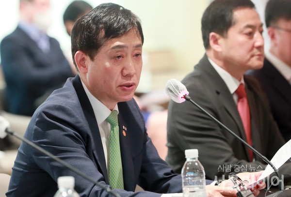 김주현 위원장이 간담회에 참석, 발언을 하고 있다.