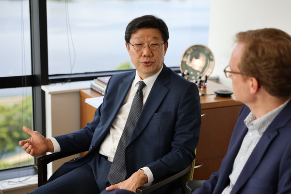 지난 9일(현지시간) 미국 보스턴 MIT ILP에서 노연홍 한국제약바이오협회 회장(왼쪽)이 존 로버트 MIT ILP 총괄이사와 대화를 나누고 있다. 사진=한국제약바이오협회 제공