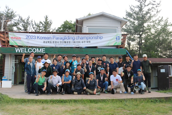 '2023년 한국 패러글라이딩 리그 1차전 대회' 기념 사진의 모습. 사진=대한체육회 제공