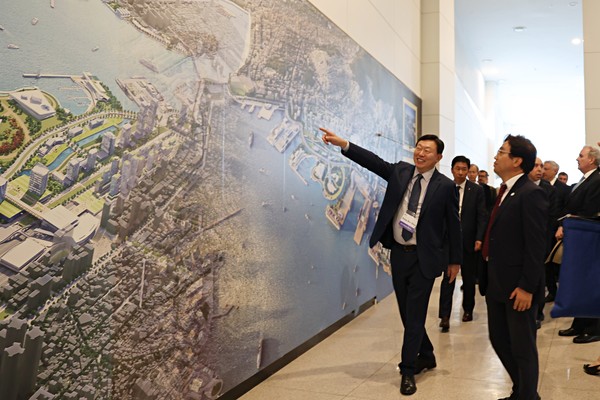 신동빈 롯데그룹 회장이 13일 부산항 북항을 방문해 30개국 주한 대사 등 행사 참석자에게 부산의 매력과 엑스포 유치 역량을 알리고 있다. 사진=롯데지주 제공