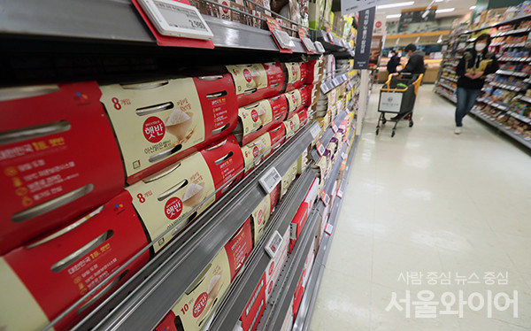 대형마트에 CJ제일제당의 즉석밥 제품 ‘햇반‘이 진열돼 있다. 사진=서울와이어 DB