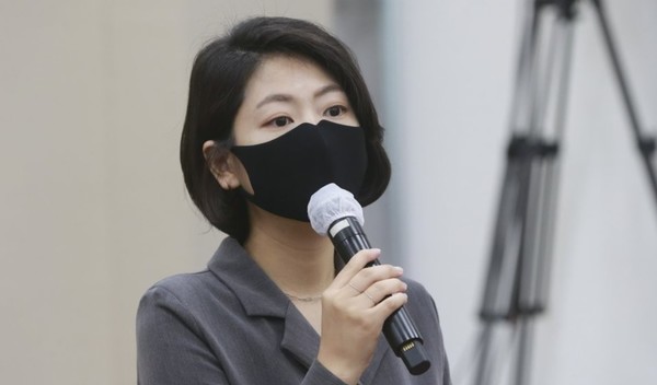 법원이 머지포인트 대규모 환불대란 사태와 관련 사기 등의 혐의로 기소된 권남희 머지플러스 대표(사진)와 권보군 최고전략책임자(CSO)의 함소심 선고공판에서 기존 원심을 유지해 각각 징역 4년과 8년형을 선고했다. 사진=연합뉴스 