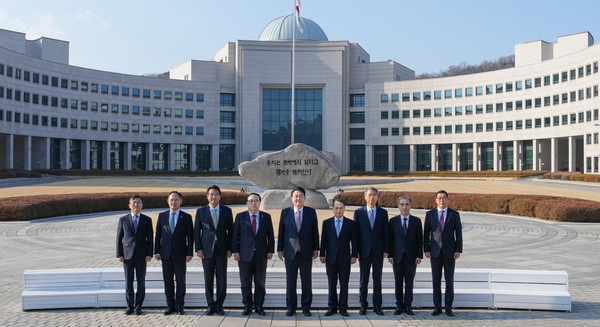 윤석열 대통령(가운데)이 올해 2월 업무보고를 받기 위해 국가정보원을 찾았다. 윤 대통령이 국정원 원훈석 앞에서 간부들과 기념촬영을 하고 있다. 사진=대통령실 제공