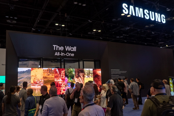 삼성전자 부스를 찾은 관람객들이 전시장 입구에 설치된 ‘더 월 올인원(The Wall All-in-One)’제품을 살펴보고 있다. 사진=삼성전자 제공