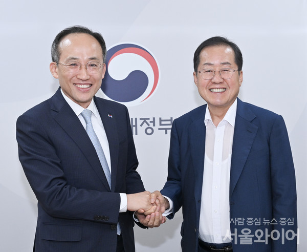 홍준표 대구광역시장은 15일 정부서울청사에서 추경호 경제부총리를 만나  대구의 주요 현안 사업에 대해 논의하고 지원을 요청했다.