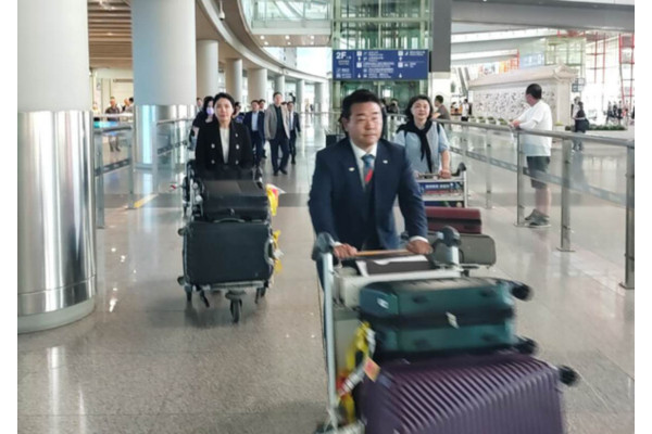 더불어만주당 의원들이 추가 방중에 나서면서 여당의 비판이 이어지고 있다. 사진=연합뉴스 제공