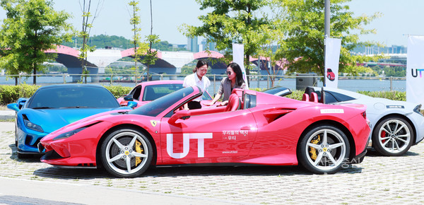 시민들이 차량을 살펴보고 있다.