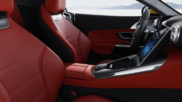 메르세데스-AMG SL 63 4MAITC+의 화려한 실내. 사진=메르세데스-벤츠 코리아 제공