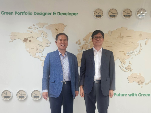 김동섭 한국석유공사 사장(왼쪽)과 이성준 SK이노베이션 환경과학기술원장이 지난 15일 대전 환경과학기술원에서 만남을 갖고 기념사진을 촬영하고 있다. 사진=SK이노베이션 제공