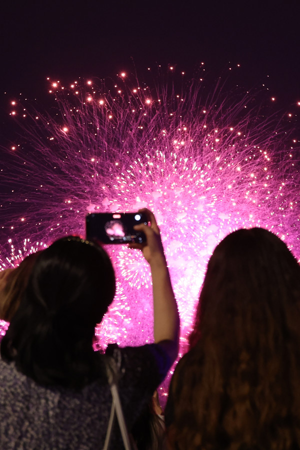 17일 오후 방탄소년단(BTS)의 데뷔 10주년 기념 축제(BTS 10th 애니버서리 페스타) 불꽃쇼가 여의도 한강공원의 밤하늘을 화려하게 수놓고 있다  (사진, 연합뉴스 제공)