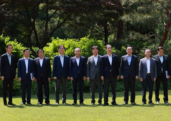 한덕수 국무총리(오른쪽 네 번째)가 지난달 14일 서울 종로구 총리 공관에서 열린 고위당정협의회에 앞서 국민의힘 윤재옥 원내대표(오른쪽 두 번째), 국민의힘 김기현 대표(오른쪽 세 번째), 추경호 경제부총리 겸 기획재정부 장관(왼쪽 다섯 번째), 김대기 대통령 비서실장(왼쪽 여섯 번째)과 기념 촬영하고 있다. 사진=연합뉴스 제공