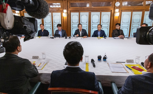 한덕수 국무총리가 18일 오후 서울 종로구 총리 서울공관에서 당정 관계자가 참석한 가운데 열린 고위당정협의회에서 발언하고 있다. 사진=연합뉴스 제공