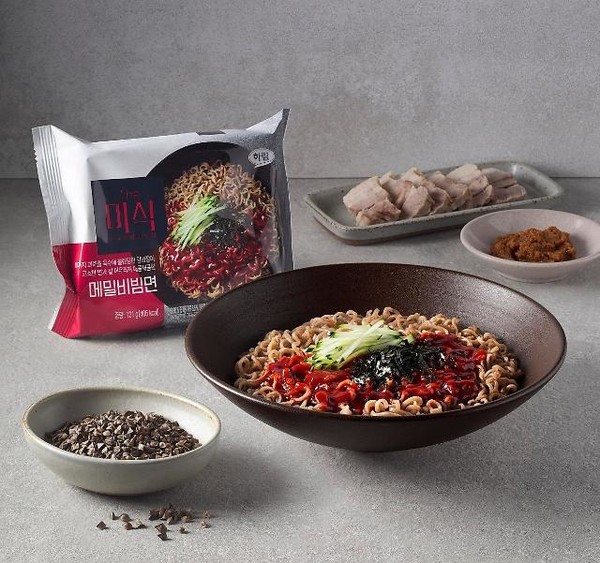 하림의 ‘더미식 메밀비빔면’은 비법 양념장과 메밀 함량을 높여 고소함과 쫄깃하고 탱글한 식감을 살렸다. 사진=하림 제공