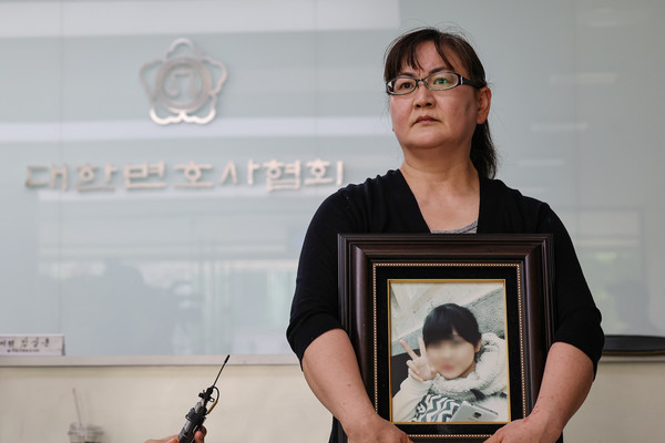 권경애 변호사의 재판 불출석으로 소송에서 진 학교폭력 피해자 유족 이기철씨가 지난 19일 오후 권 변호사에 대한 징계위원회가 열리는 서울 서초구 대한변호사협회 회관에서 징계위원을 기다리고 있다. 사진=연합뉴스 제공