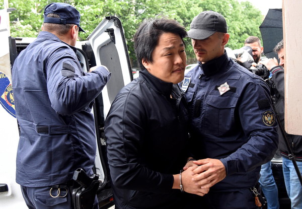 지난달 11일 첫 재판 열리는 법원 향하는 권도형 테라폼랩스 대표. 사진=연합뉴스 제공