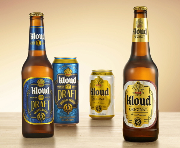 지난해 세계 3대 맥주 품평회 중 한 가지로 꼽히는 ‘호주 국제 맥주 시상식(AIBA)’에서 ‘클라우드’와 ‘클라우드 생 드래프트’는 ‘우수하고 밸런스가 좋음’, ‘깔끔한 맥아향과 좋은 거품 유지력, 아로마가 우수하다’는 총평과 함께 각각 금상을 수상했다. 사진=롯데칠성음료 제공