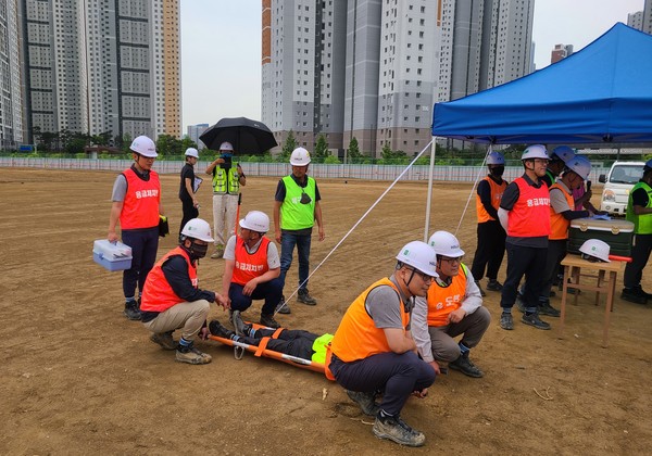 20일 오후 인천항 남항 항만배후단지(아암물류2단지 2단계) 조성공사 건설현장에서 진행된 2023년도 인천항 건설현장 재난대응훈련 현장의 모습. 사진=인천항만공사 제공