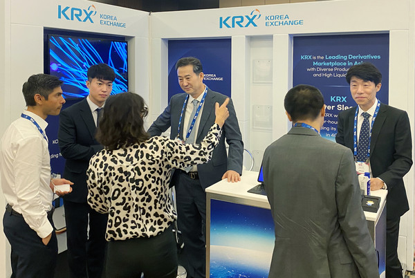 FIA 국제 파생상품 엑스포에서 유럽 기관투자자 대상 파생상품시장 홍보활동 전개 모습. (사진=한국거래소)
