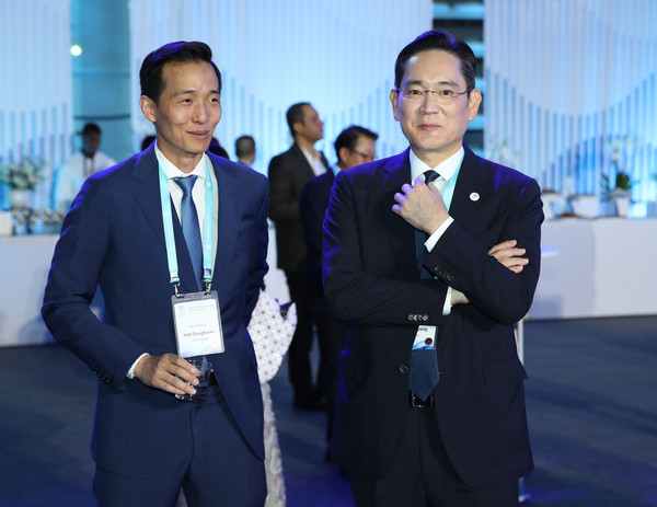 (왼쪽부터) 김동관 한화그룹 부회장과 이재용 삼성전자 회장이 지난 21일(현지 시간) 프랑스 파리 인근 이시레물리노의 스포츠센터에서 개최된 ‘부산세계박람회 공식 리셉션’ 행사에 참석해 대화를 나누고 있다. 사진=연합뉴스 