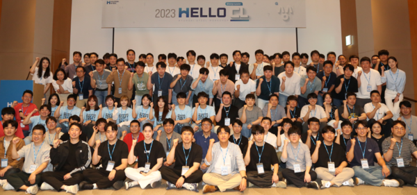 곤지암리조트에서 열린 '2023 HELLO CL 워크숍'에 참여한 현대제철 임직원들이 단체 기념사진을 촬영하고 있다. 사진=현대제철 제공