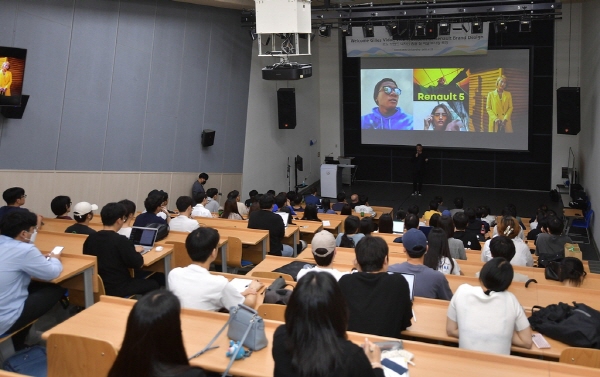 질 비달 르노그룹 부사장이 국민대학교에서 특강을 진행하고 있다. 사진=르노자동차코리아 제공