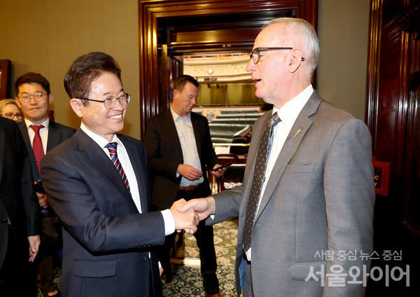이철우 경북도지사와 호주 방문단은 지난 23일 뉴사우스웨일즈주(NSW) 하원의장을 만나 지방정부 간 상호 교류와 신규 교류 협력 사업에 대해 논의하고 있다.