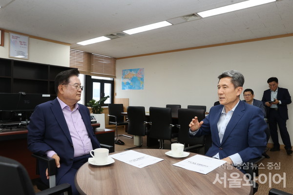 이강덕 포항시장은 지난 23일 정부 서울청사에서 우동기 국가균형발전위원장과 면담하고 국가균형발전을 위한 지역 현안을 건의했다.